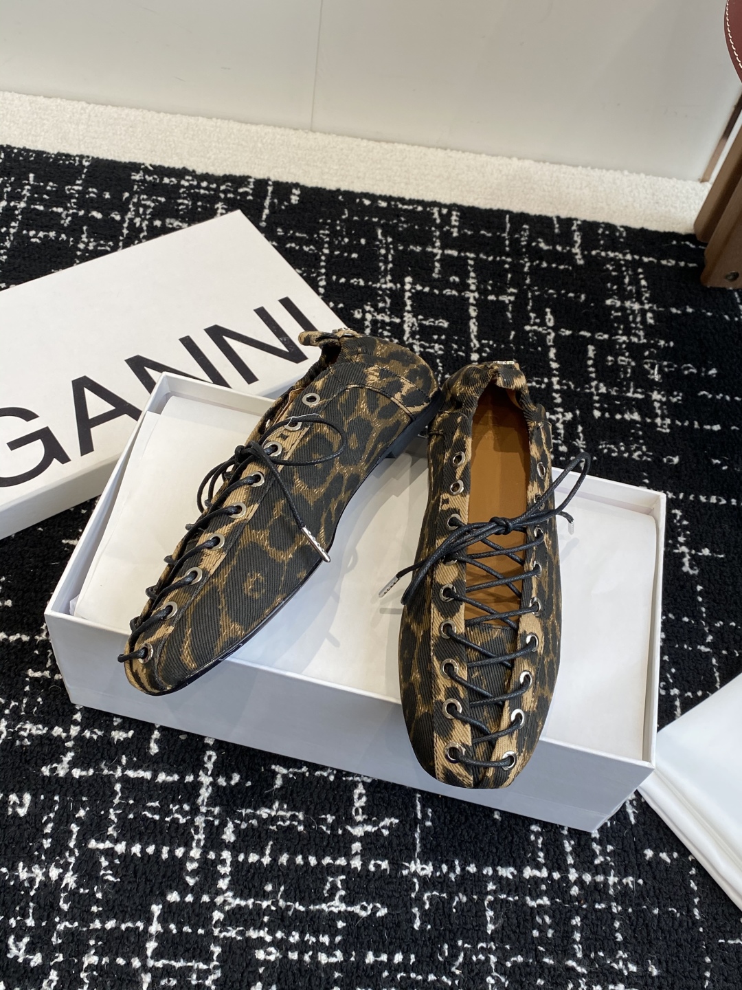 代购级
GANNI 25ss 春夏走秀款单鞋 一年四季都可以穿的单鞋来了，一双封神的四季鞋 简约复古设计