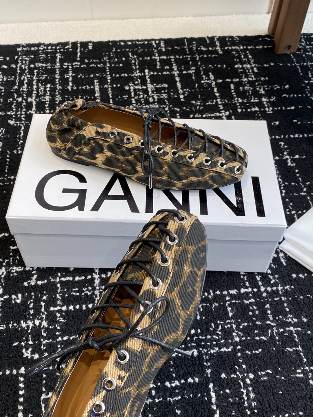 代购级
GANNI 25ss 春夏走秀款单鞋 一年四季都可以穿的单鞋来了，一双封神的四季鞋 简约复古设计