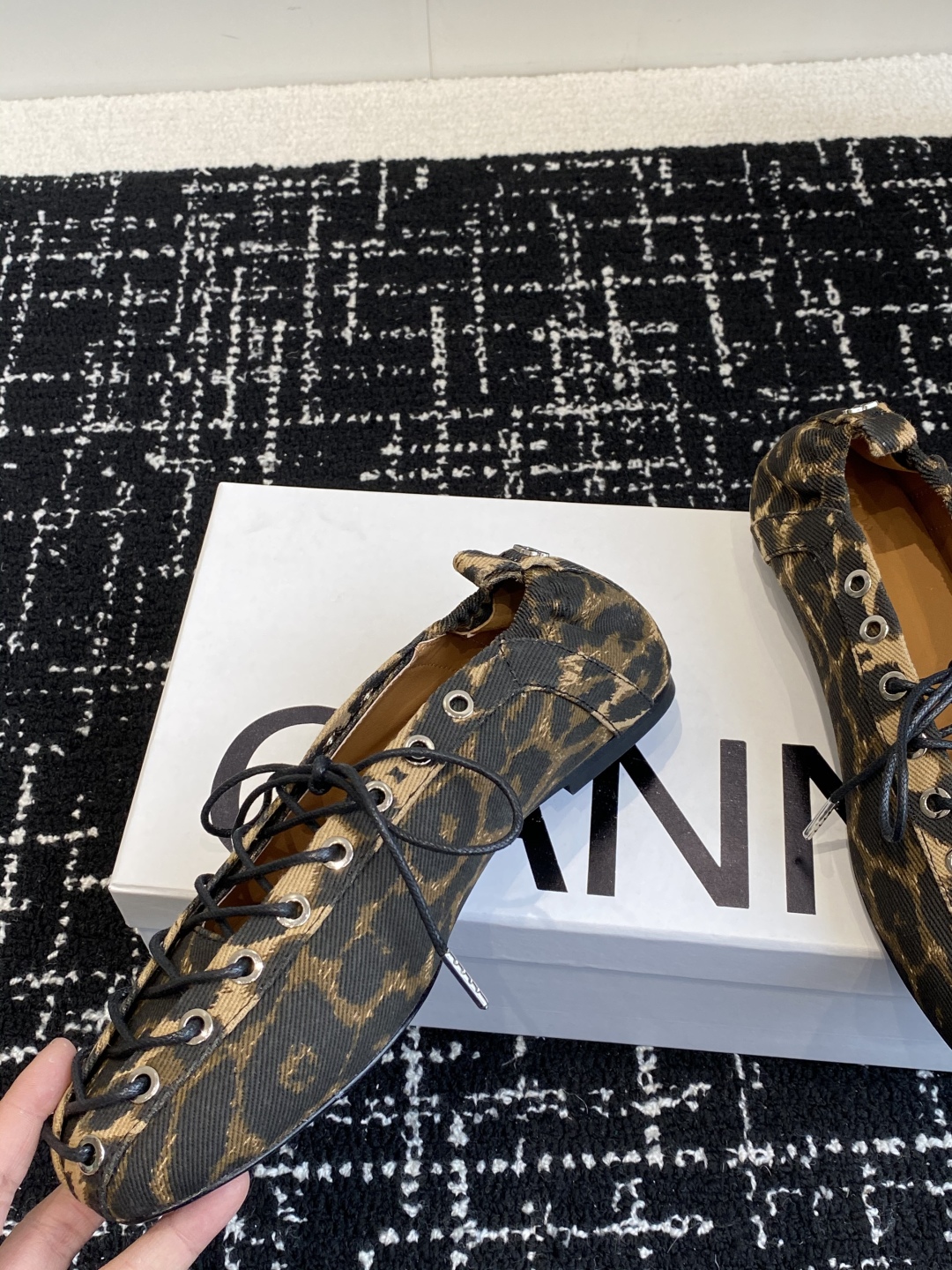 代购级
GANNI 25ss 春夏走秀款单鞋 一年四季都可以穿的单鞋来了，一双封神的四季鞋 简约复古设计
