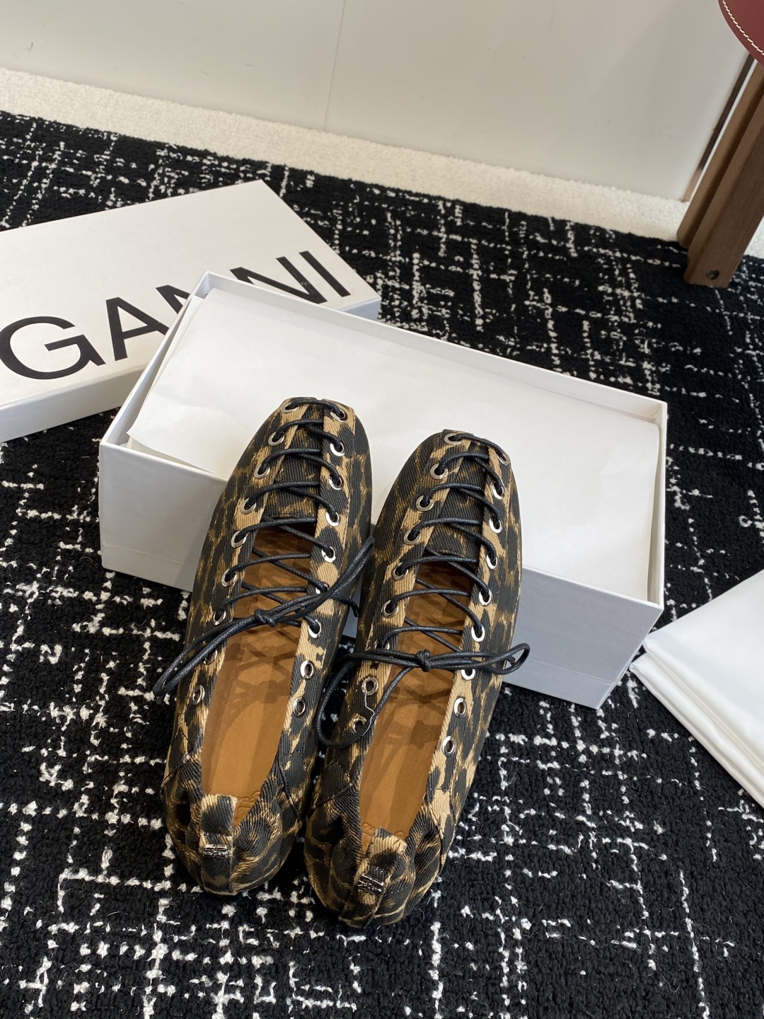 代购级
GANNI 25ss 春夏走秀款单鞋 一年四季都可以穿的单鞋来了，一双封神的四季鞋 简约复古设计