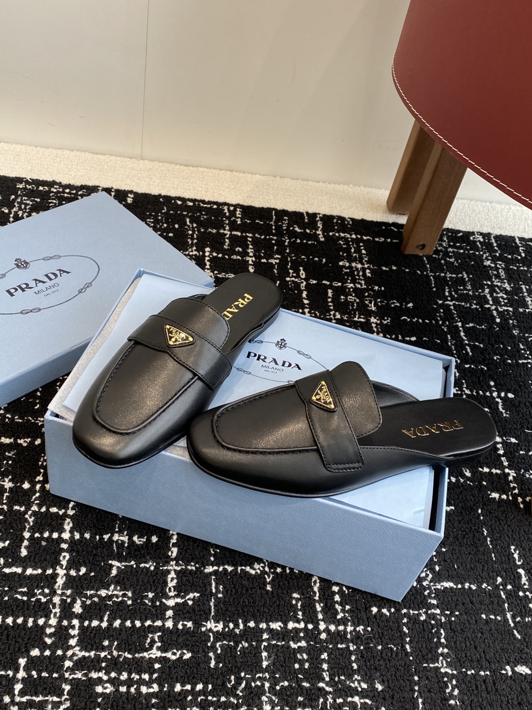 代购级
Prada 25ss 普拉达走秀款三角标 半拖鞋爆款！

走秀款 复古感时髦满满  随意百搭 时