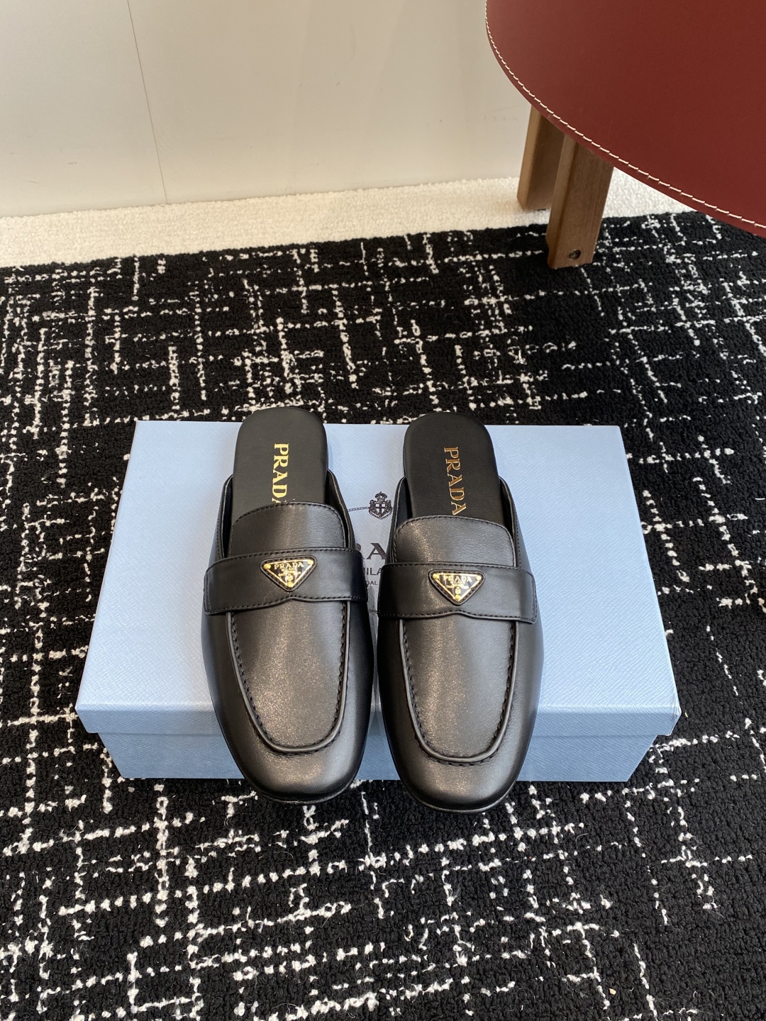 代购级
Prada 25ss 普拉达走秀款三角标 半拖鞋爆款！

走秀款 复古感时髦满满  随意百搭 时