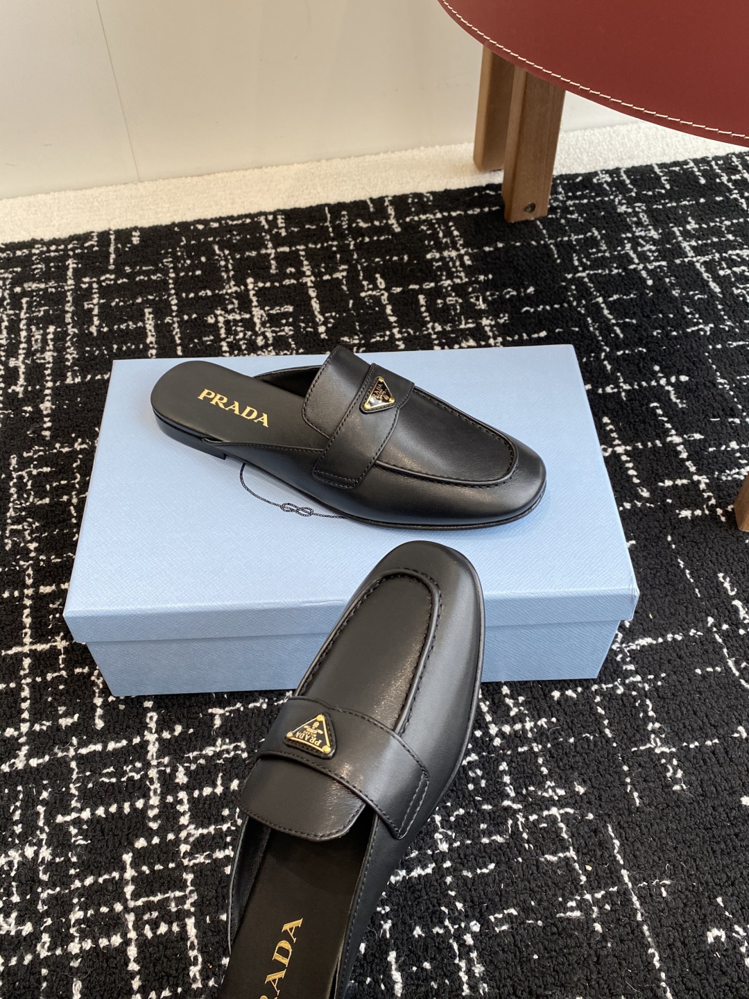 代购级
Prada 25ss 普拉达走秀款三角标 半拖鞋爆款！

走秀款 复古感时髦满满  随意百搭 时