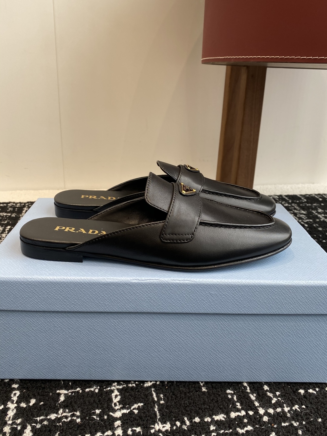 代购级
Prada 25ss 普拉达走秀款三角标 半拖鞋爆款！

走秀款 复古感时髦满满  随意百搭 时