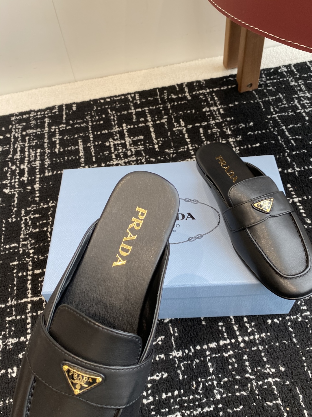 代购级
Prada 25ss 普拉达走秀款三角标 半拖鞋爆款！

走秀款 复古感时髦满满  随意百搭 时