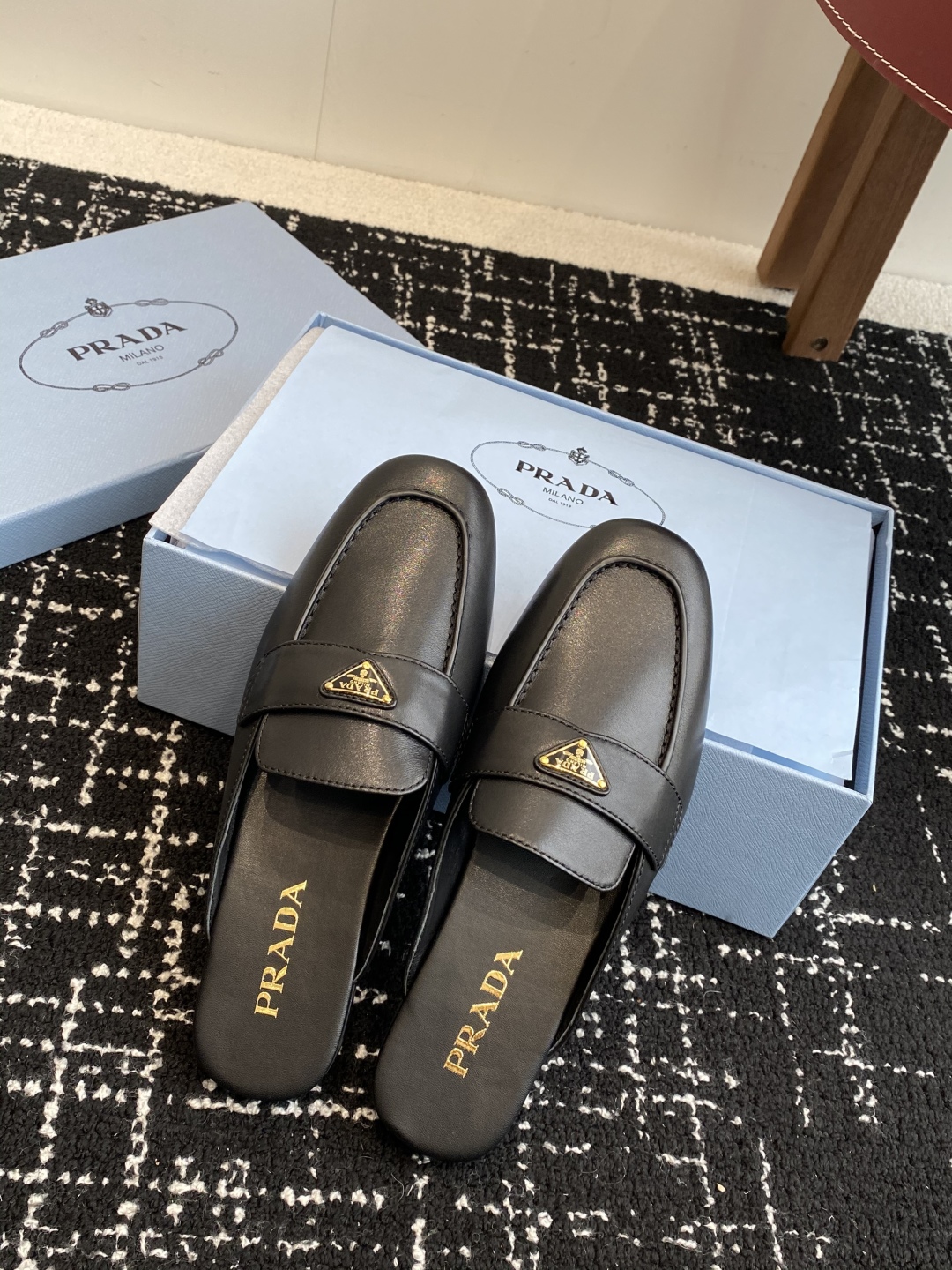 代购级
Prada 25ss 普拉达走秀款三角标 半拖鞋爆款！

走秀款 复古感时髦满满  随意百搭 时