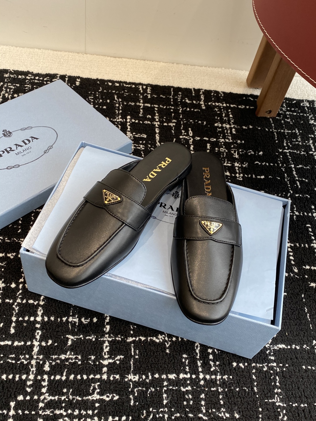 代购级
Prada 25ss 普拉达走秀款三角标 半拖鞋爆款！

走秀款 复古感时髦满满  随意百搭 时