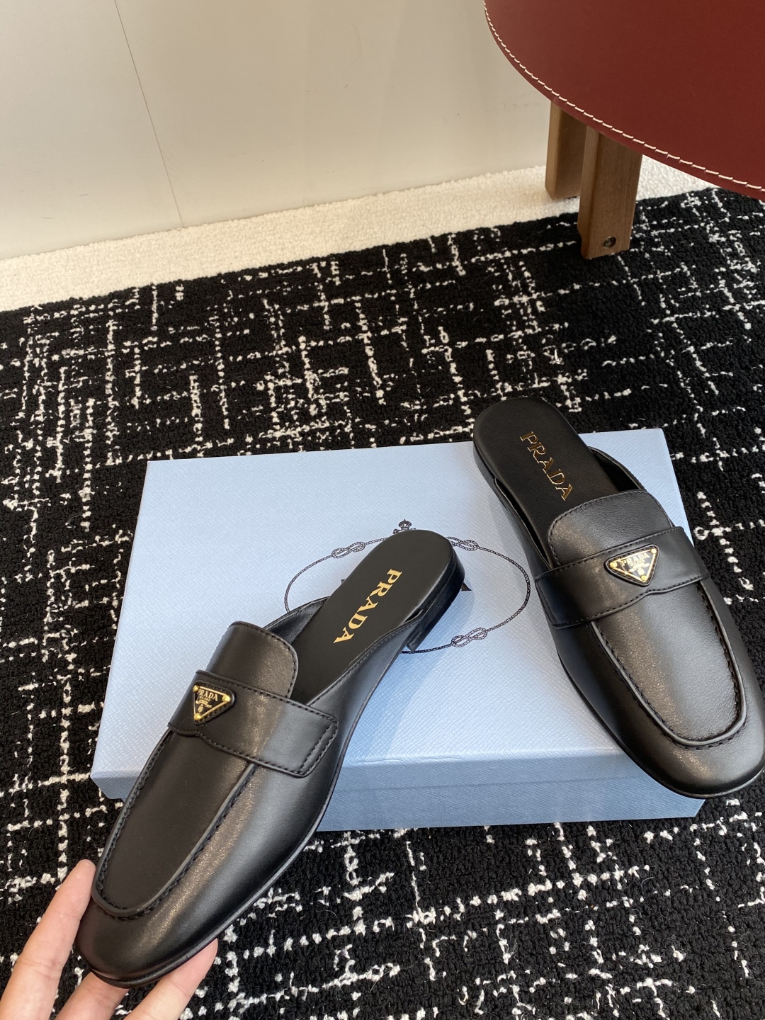 代购级
Prada 25ss 普拉达走秀款三角标 半拖鞋爆款！

走秀款 复古感时髦满满  随意百搭 时