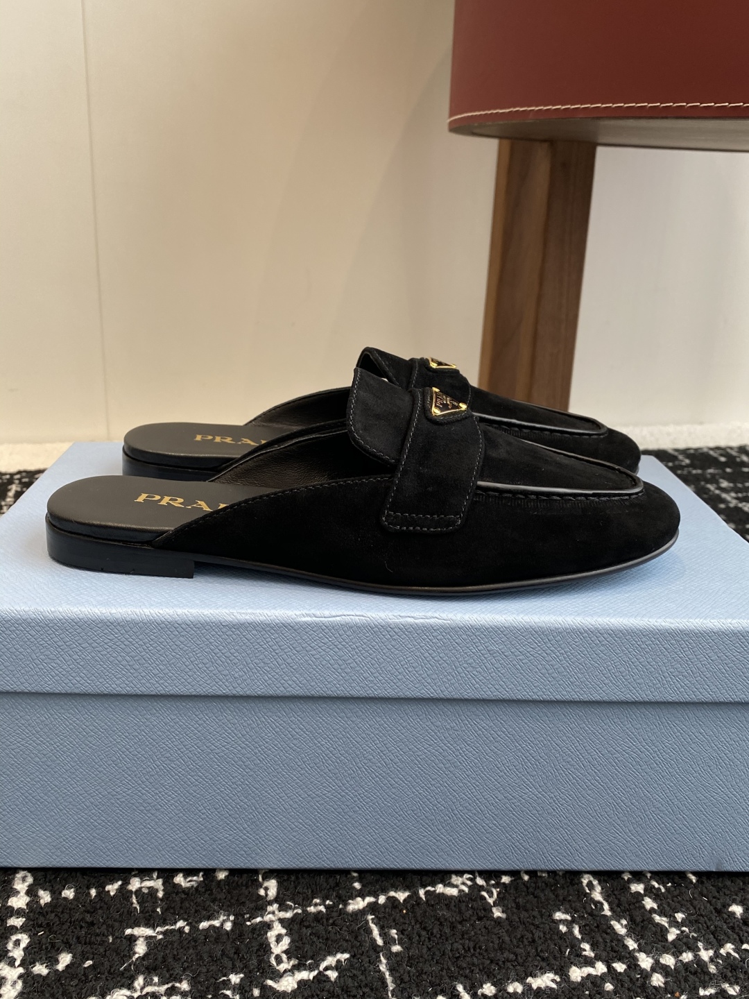 代购级
Prada 25ss 普拉达走秀款三角标 半拖鞋爆款！

走秀款 复古感时髦满满  随意百搭 时
