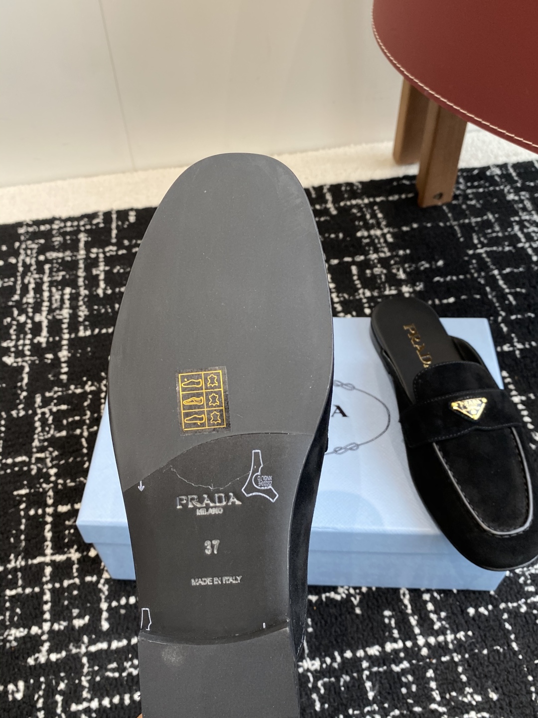 代购级
Prada 25ss 普拉达走秀款三角标 半拖鞋爆款！

走秀款 复古感时髦满满  随意百搭 时