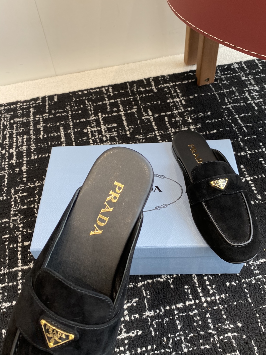 代购级
Prada 25ss 普拉达走秀款三角标 半拖鞋爆款！

走秀款 复古感时髦满满  随意百搭 时
