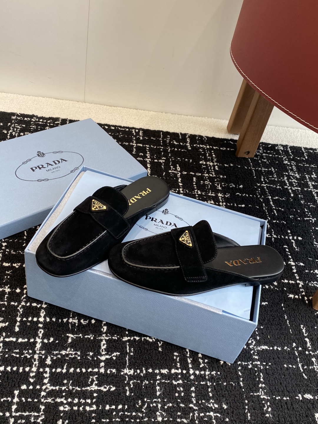 代购级
Prada 25ss 普拉达走秀款三角标 半拖鞋爆款！

走秀款 复古感时髦满满  随意百搭 时