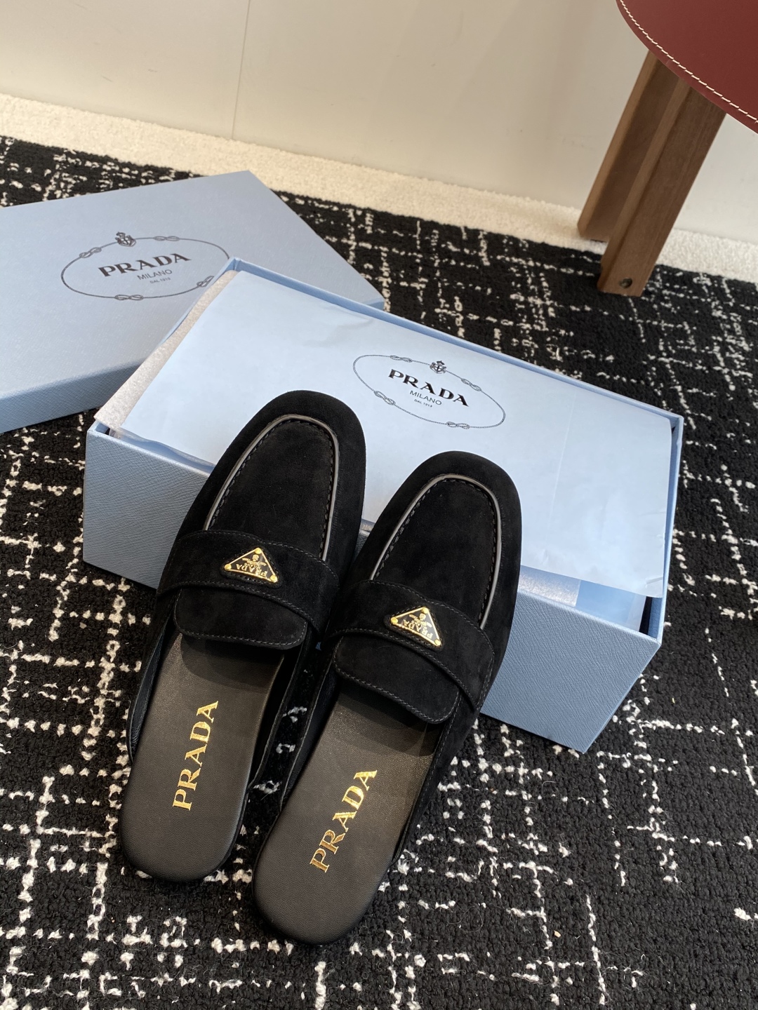 代购级
Prada 25ss 普拉达走秀款三角标 半拖鞋爆款！

走秀款 复古感时髦满满  随意百搭 时