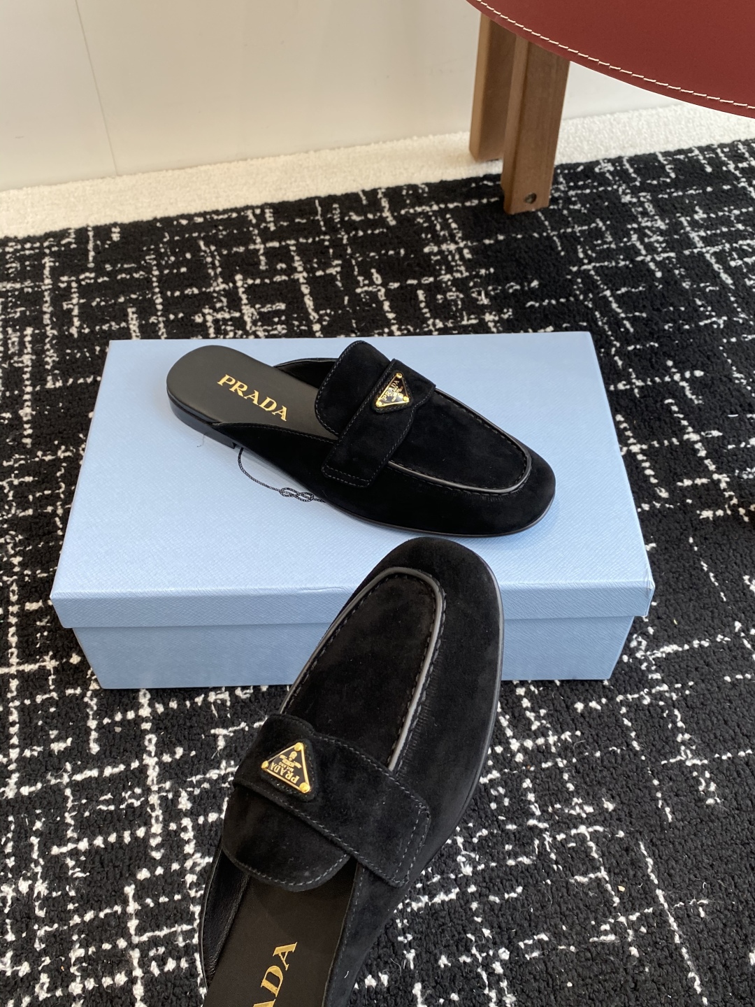 代购级
Prada 25ss 普拉达走秀款三角标 半拖鞋爆款！

走秀款 复古感时髦满满  随意百搭 时