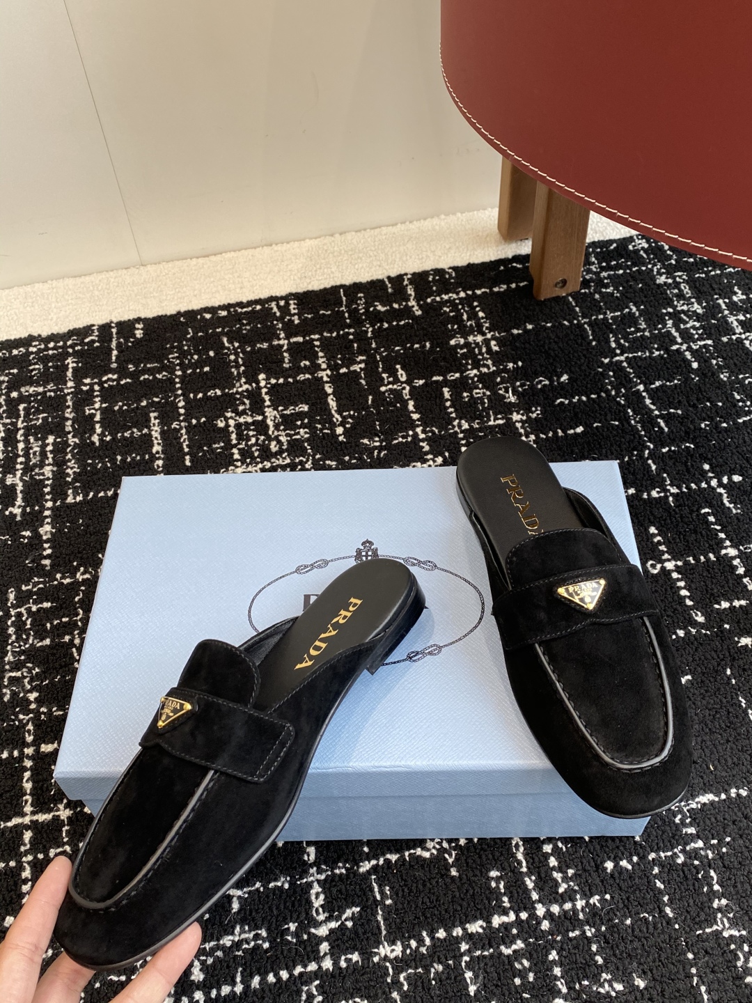 代购级
Prada 25ss 普拉达走秀款三角标 半拖鞋爆款！

走秀款 复古感时髦满满  随意百搭 时