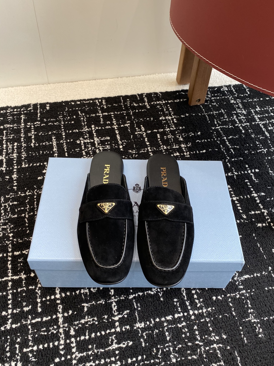 代购级
Prada 25ss 普拉达走秀款三角标 半拖鞋爆款！

走秀款 复古感时髦满满  随意百搭 时