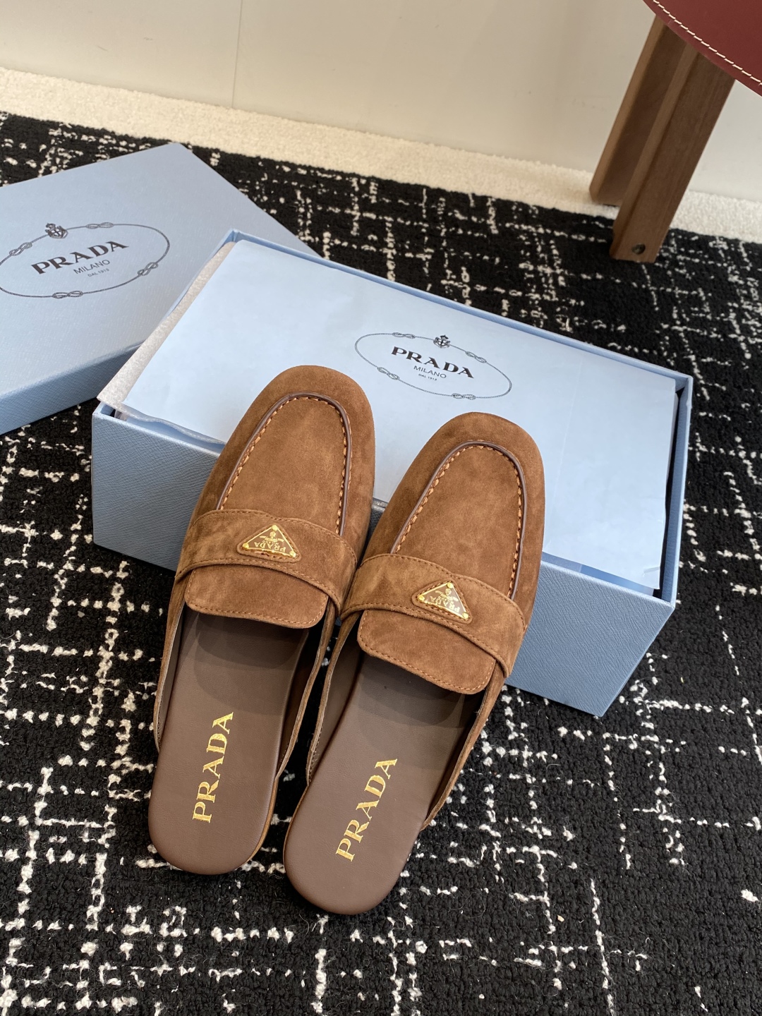 代购级
Prada 25ss 普拉达走秀款三角标 半拖鞋爆款！

走秀款 复古感时髦满满  随意百搭 时