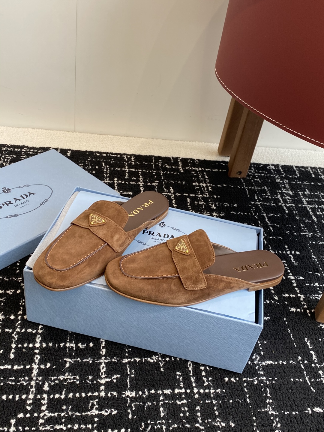 代购级
Prada 25ss 普拉达走秀款三角标 半拖鞋爆款！

走秀款 复古感时髦满满  随意百搭 时