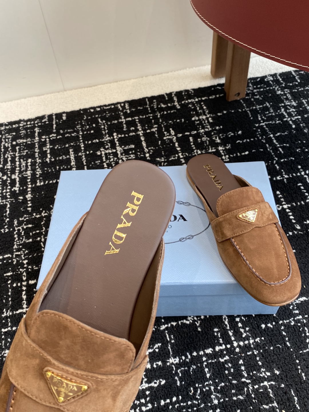 代购级
Prada 25ss 普拉达走秀款三角标 半拖鞋爆款！

走秀款 复古感时髦满满  随意百搭 时