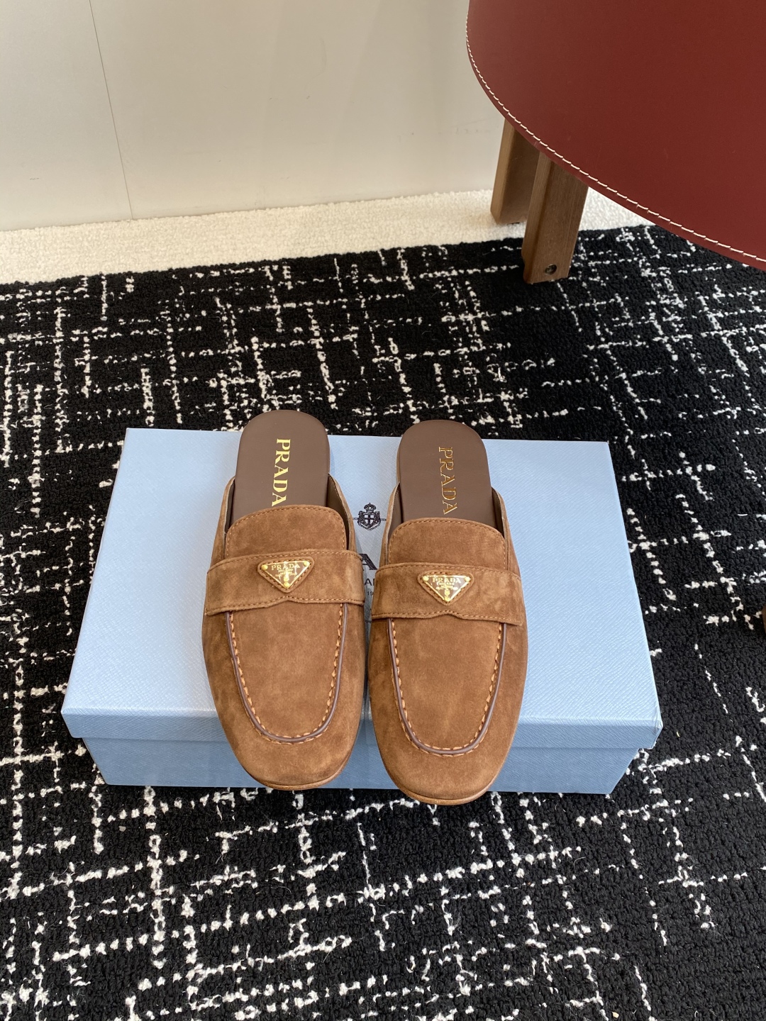 代购级
Prada 25ss 普拉达走秀款三角标 半拖鞋爆款！

走秀款 复古感时髦满满  随意百搭 时