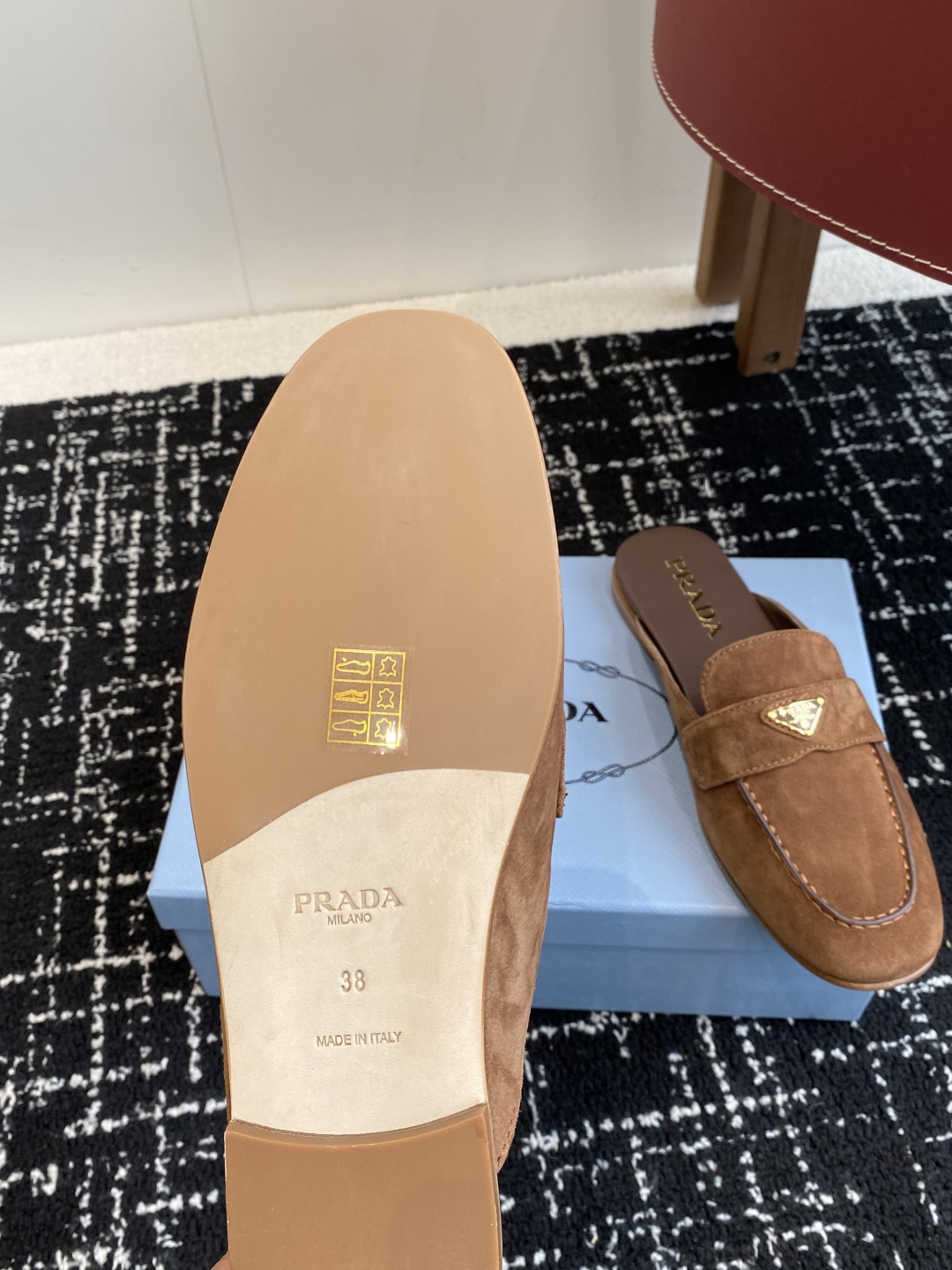 代购级
Prada 25ss 普拉达走秀款三角标 半拖鞋爆款！

走秀款 复古感时髦满满  随意百搭 时