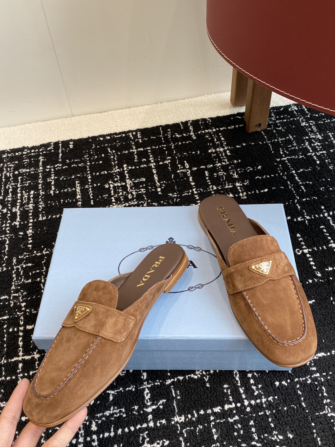 代购级
Prada 25ss 普拉达走秀款三角标 半拖鞋爆款！

走秀款 复古感时髦满满  随意百搭 时