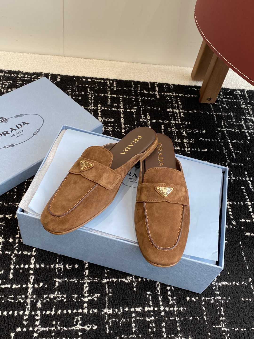 代购级
Prada 25ss 普拉达走秀款三角标 半拖鞋爆款！

走秀款 复古感时髦满满  随意百搭 时