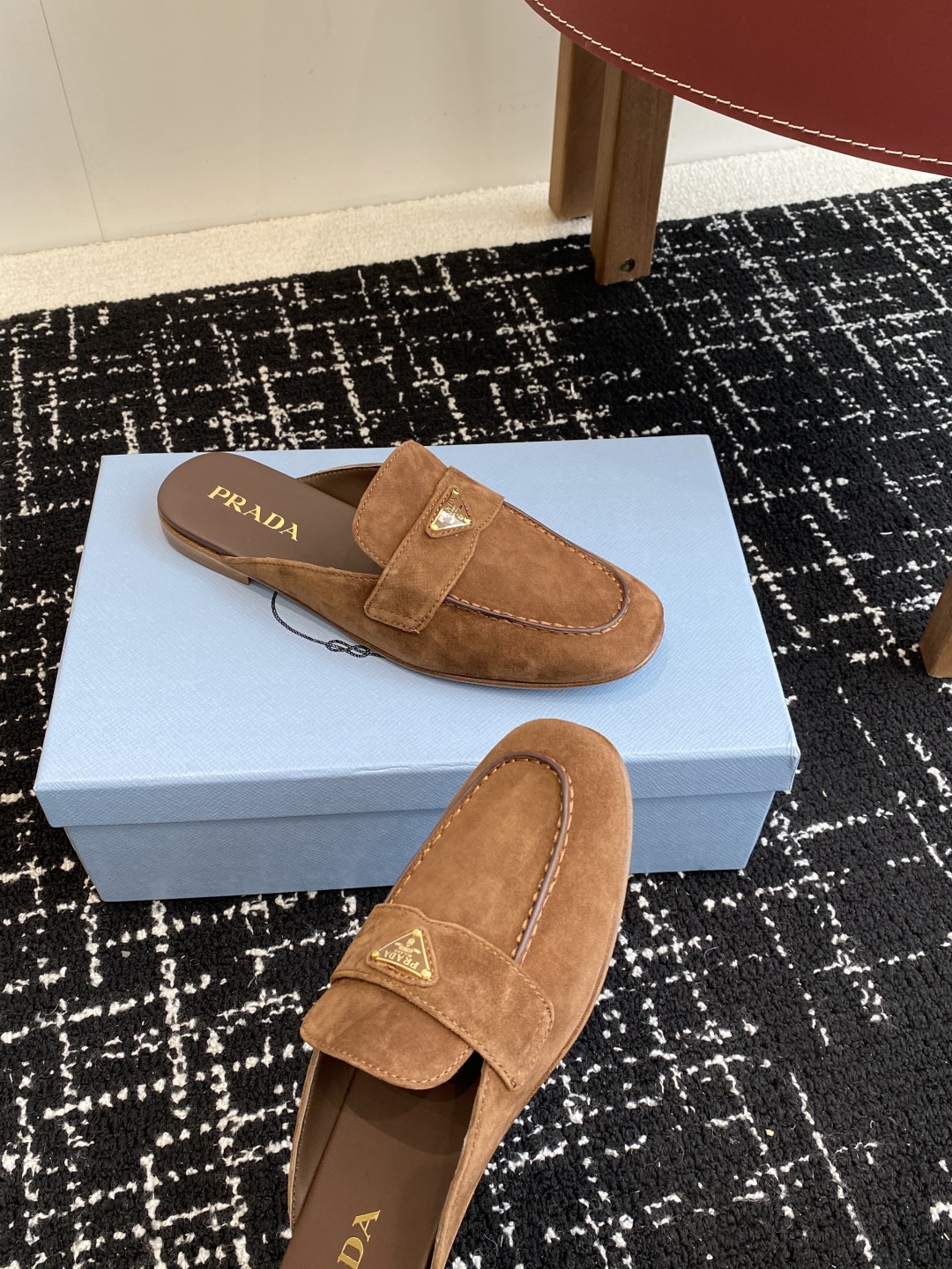 代购级
Prada 25ss 普拉达走秀款三角标 半拖鞋爆款！

走秀款 复古感时髦满满  随意百搭 时
