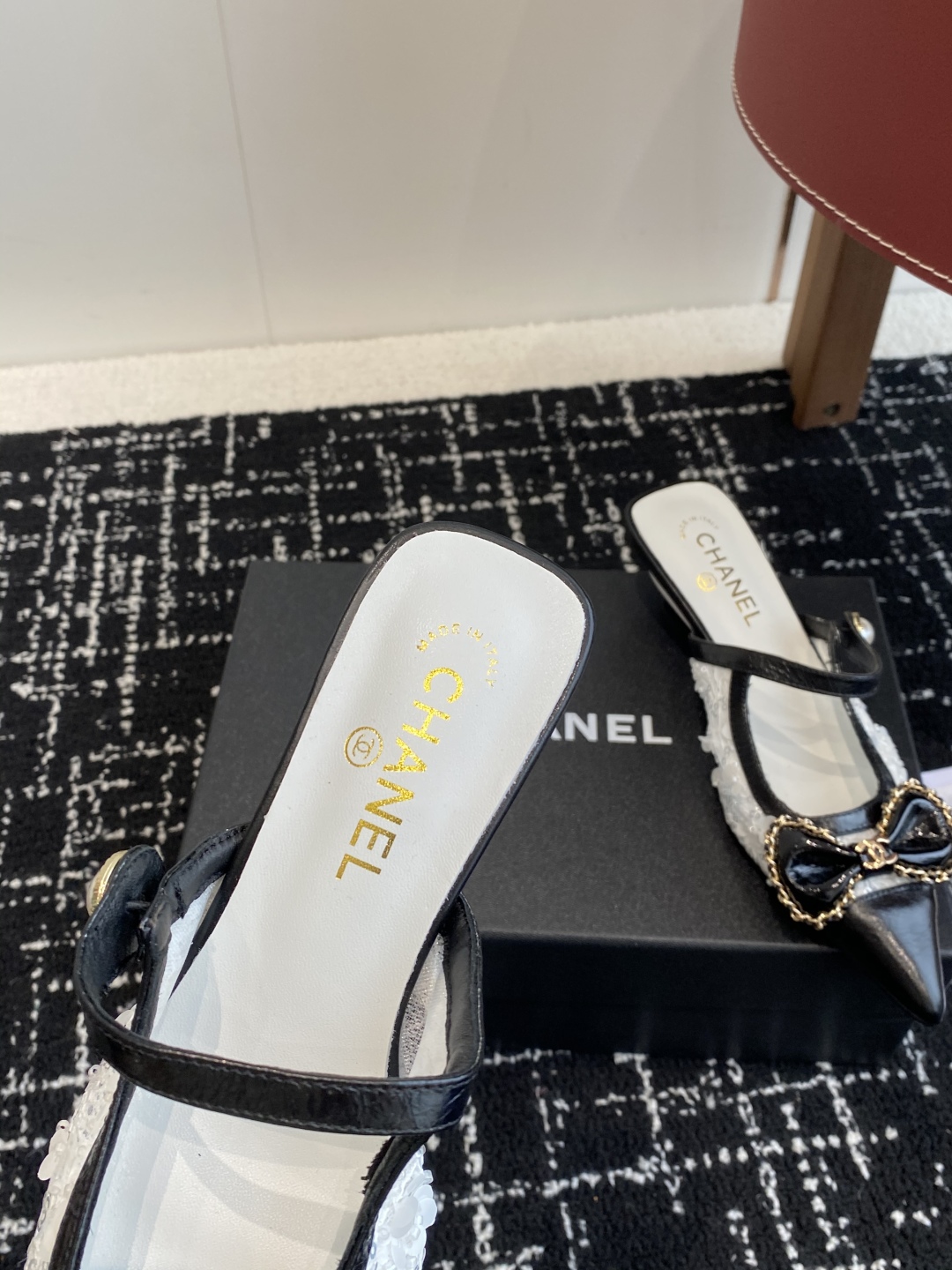 代购级
25ss 早春新品Chanel Vintage中古 尖头蝴蝶结 高跟拖鞋 

鞋面进口牛皮 内里