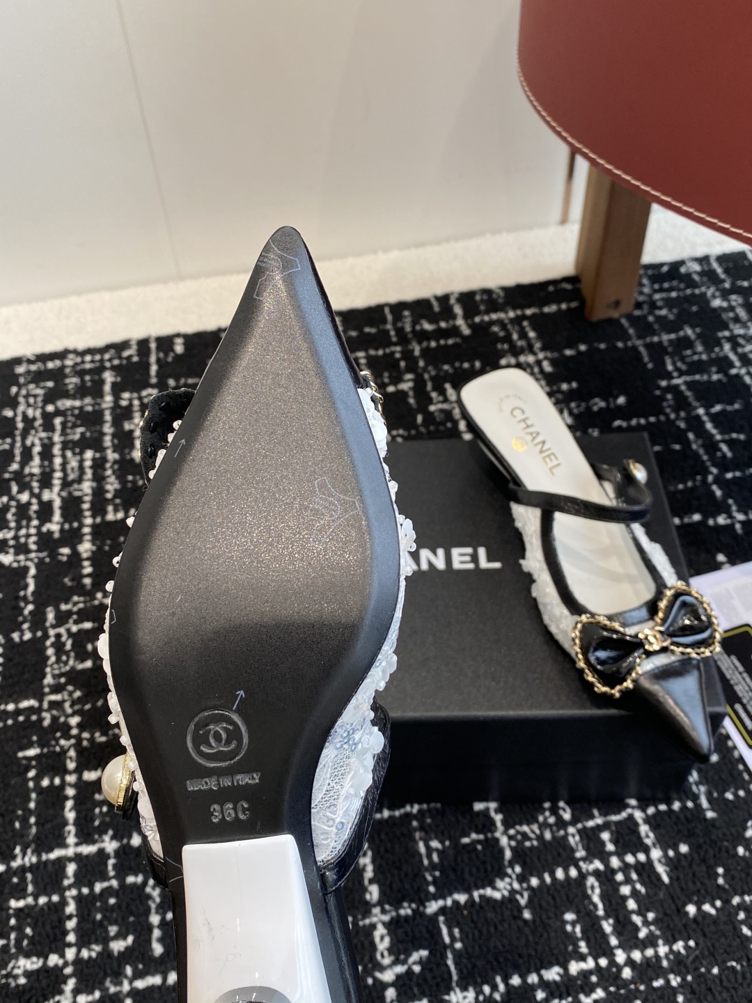代购级
25ss 早春新品Chanel Vintage中古 尖头蝴蝶结 高跟拖鞋 

鞋面进口牛皮 内里