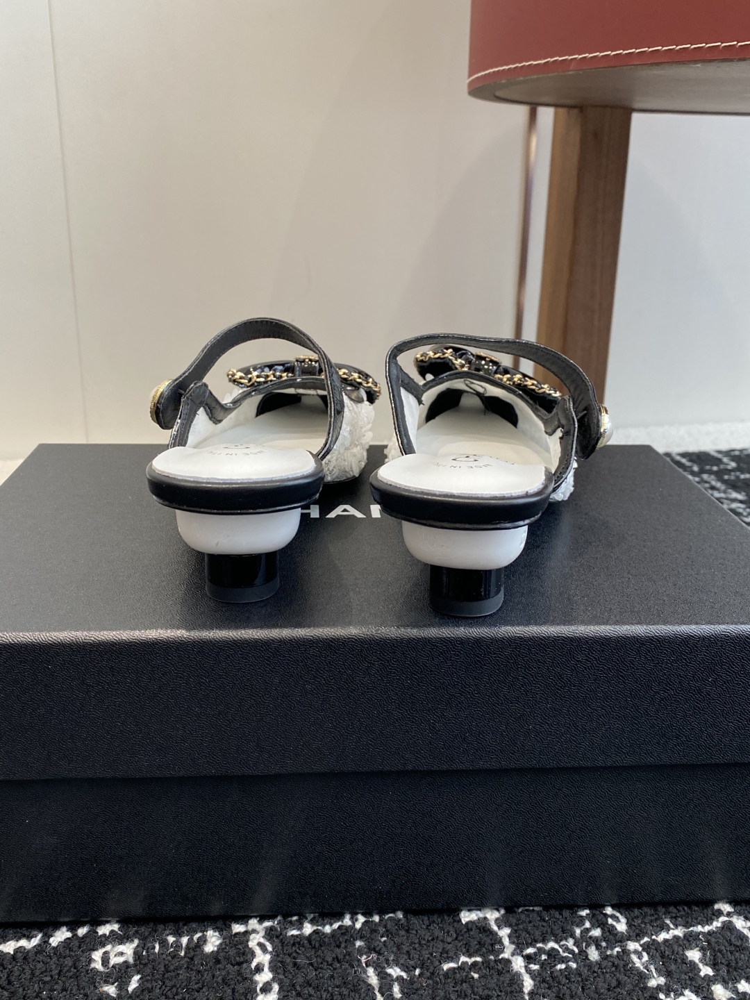 代购级
25ss 早春新品Chanel Vintage中古 尖头蝴蝶结 高跟拖鞋 

鞋面进口牛皮 内里