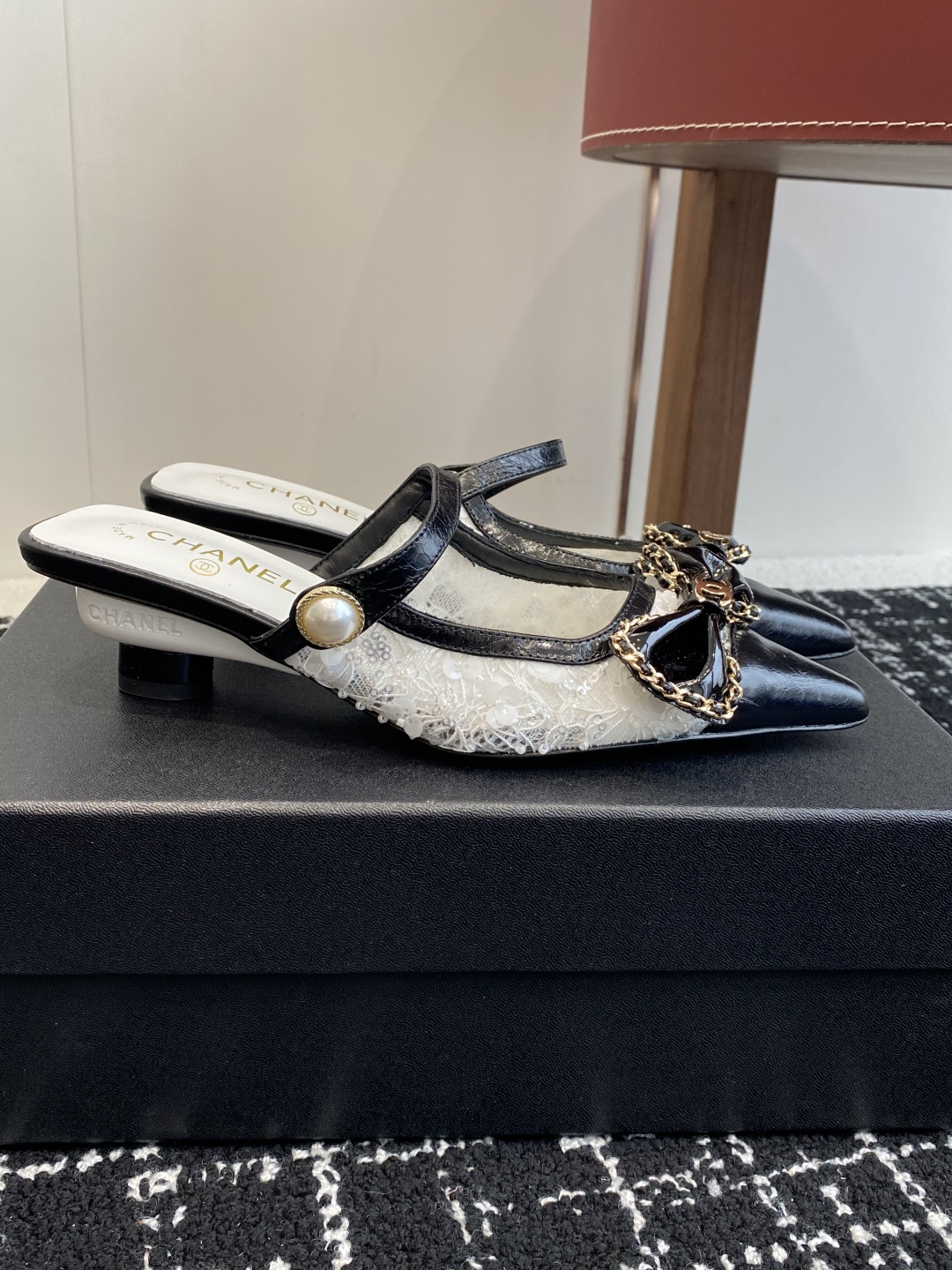 代购级
25ss 早春新品Chanel Vintage中古 尖头蝴蝶结 高跟拖鞋 

鞋面进口牛皮 内里