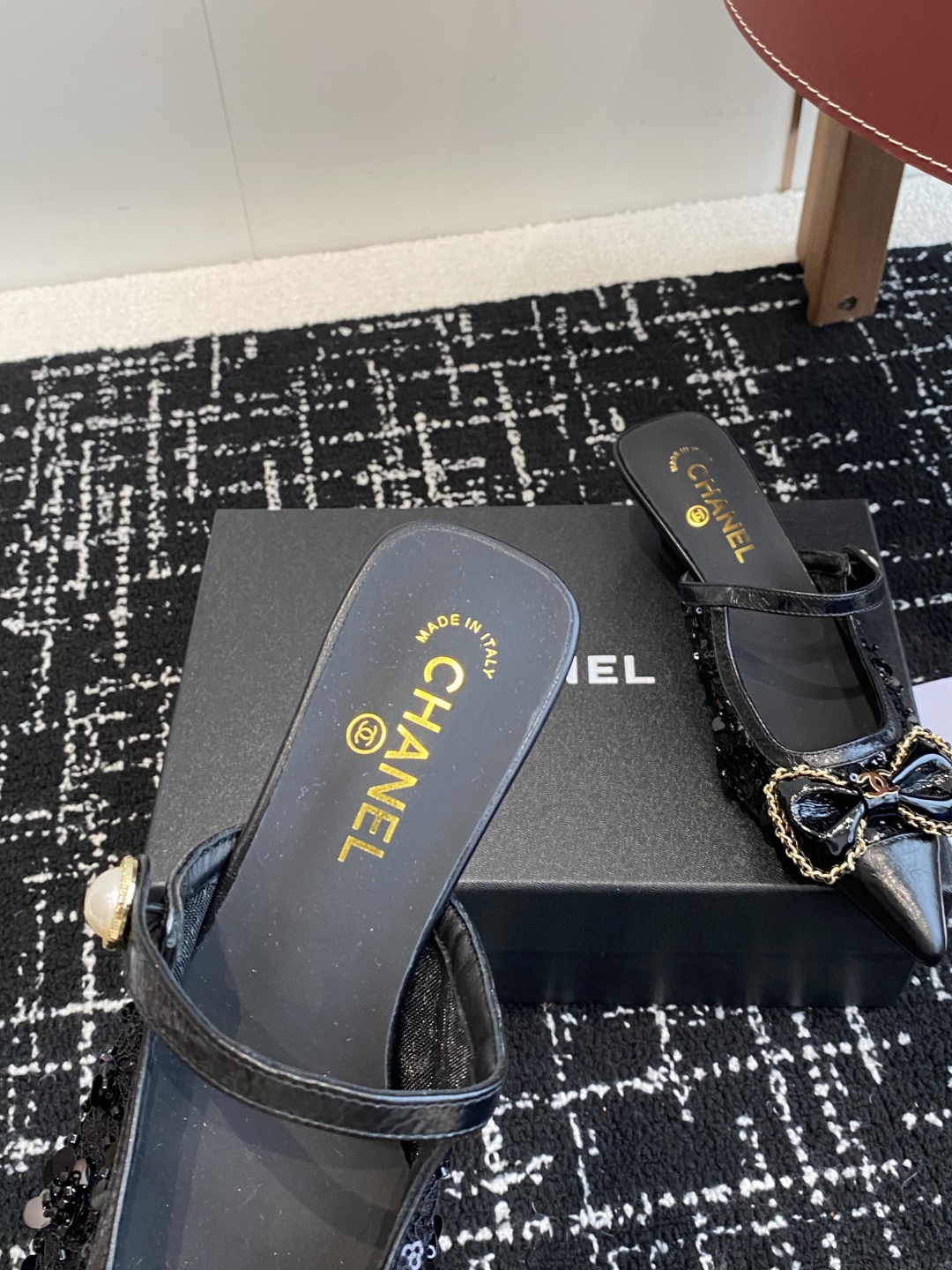 代购级
25ss 早春新品Chanel Vintage中古 尖头蝴蝶结 高跟拖鞋 

鞋面进口牛皮 内里