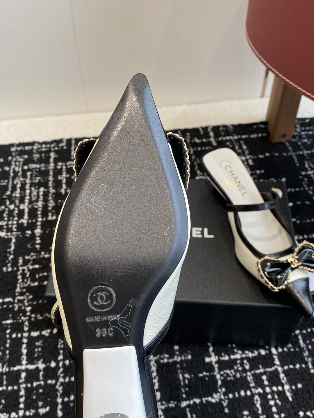 代购级
25ss 早春新品Chanel Vintage中古 尖头蝴蝶结 高跟拖鞋 

鞋面进口牛皮 内里