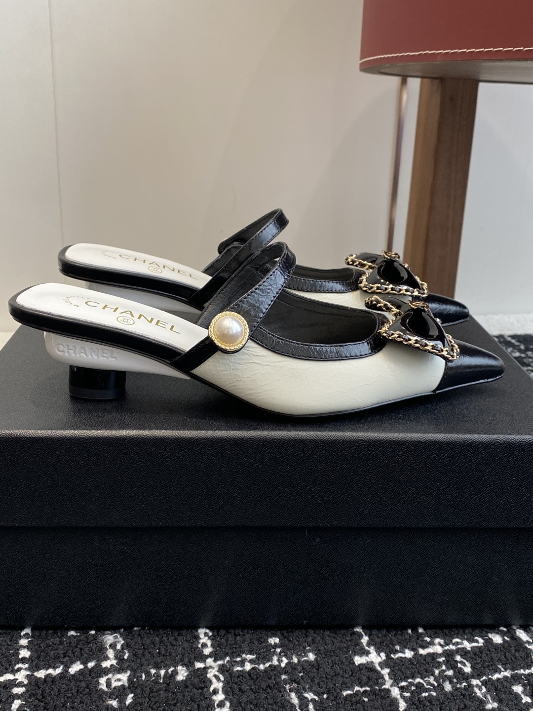 代购级
25ss 早春新品Chanel Vintage中古 尖头蝴蝶结 高跟拖鞋 

鞋面进口牛皮 内里