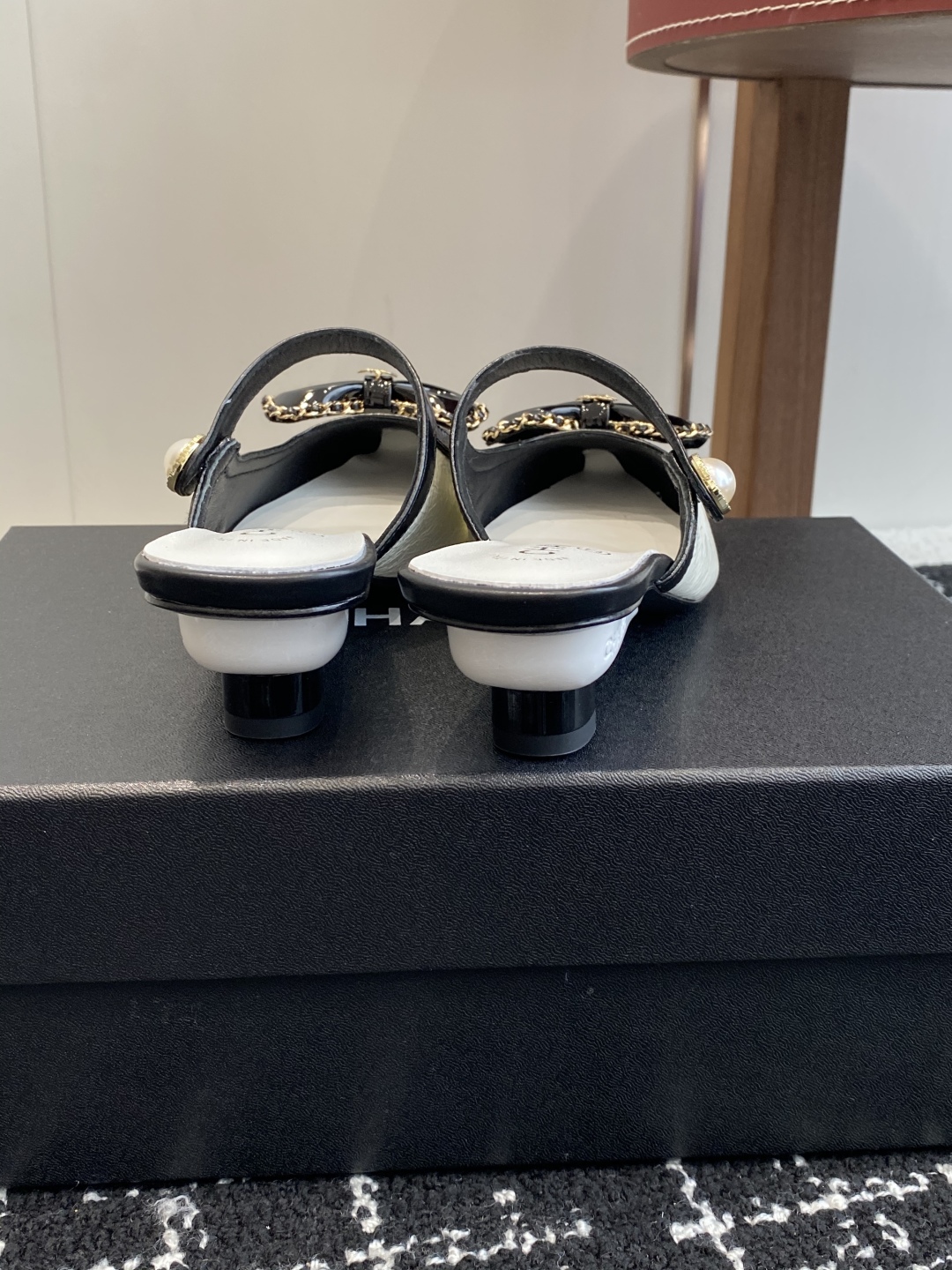 代购级
25ss 早春新品Chanel Vintage中古 尖头蝴蝶结 高跟拖鞋 

鞋面进口牛皮 内里