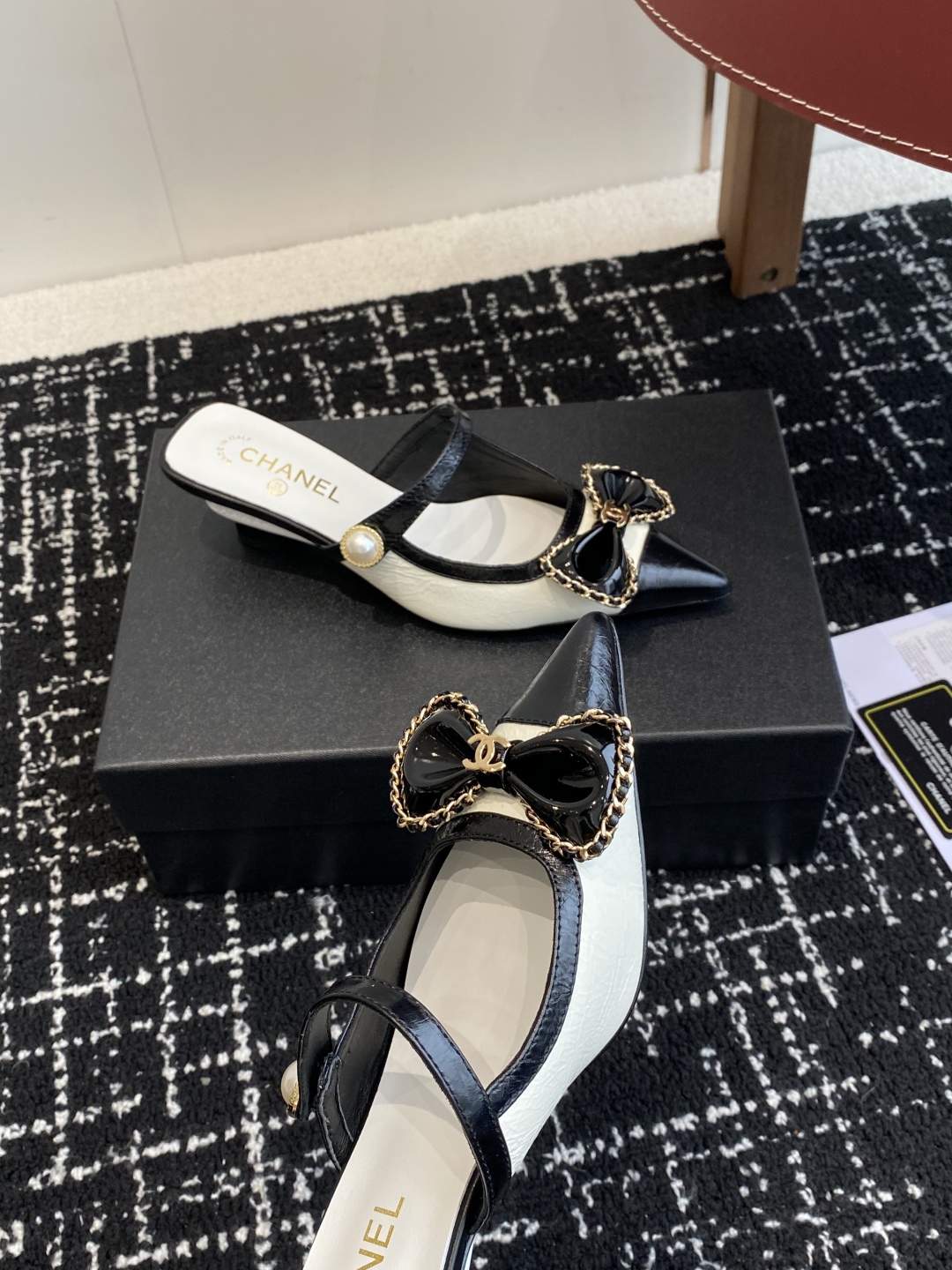 代购级
25ss 早春新品Chanel Vintage中古 尖头蝴蝶结 高跟拖鞋 

鞋面进口牛皮 内里
