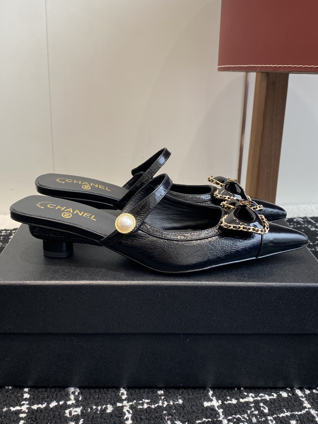 代购级
25ss 早春新品Chanel Vintage中古 尖头蝴蝶结 高跟拖鞋 

鞋面进口牛皮 内里