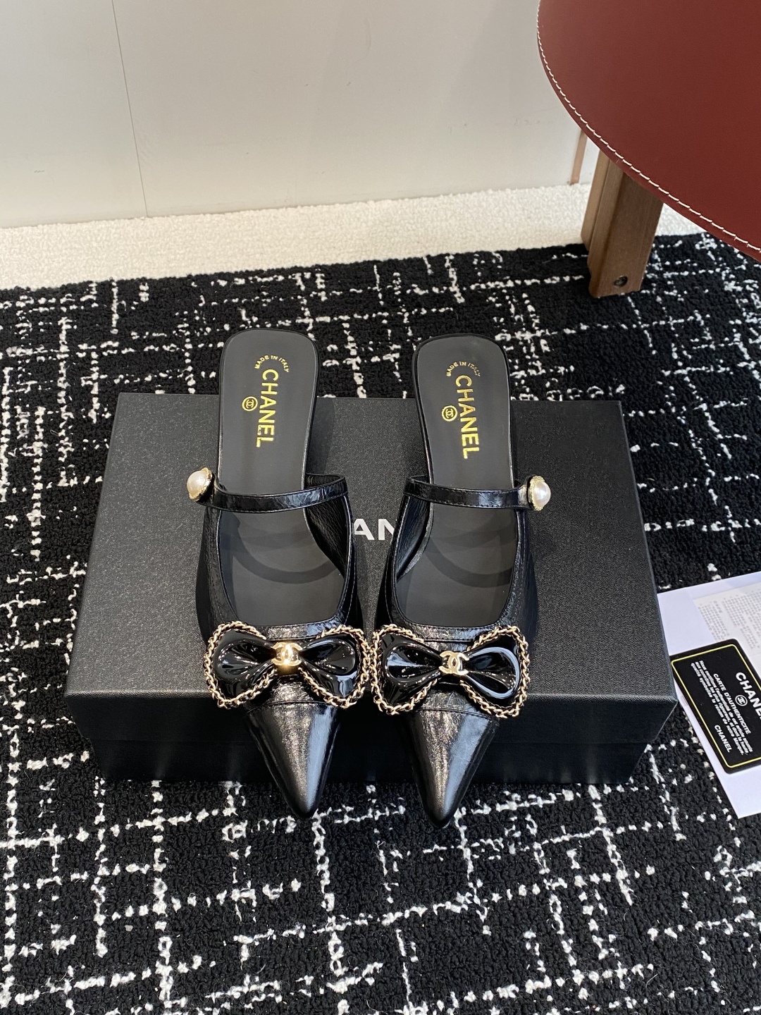代购级
25ss 早春新品Chanel Vintage中古 尖头蝴蝶结 高跟拖鞋 

鞋面进口牛皮 内里