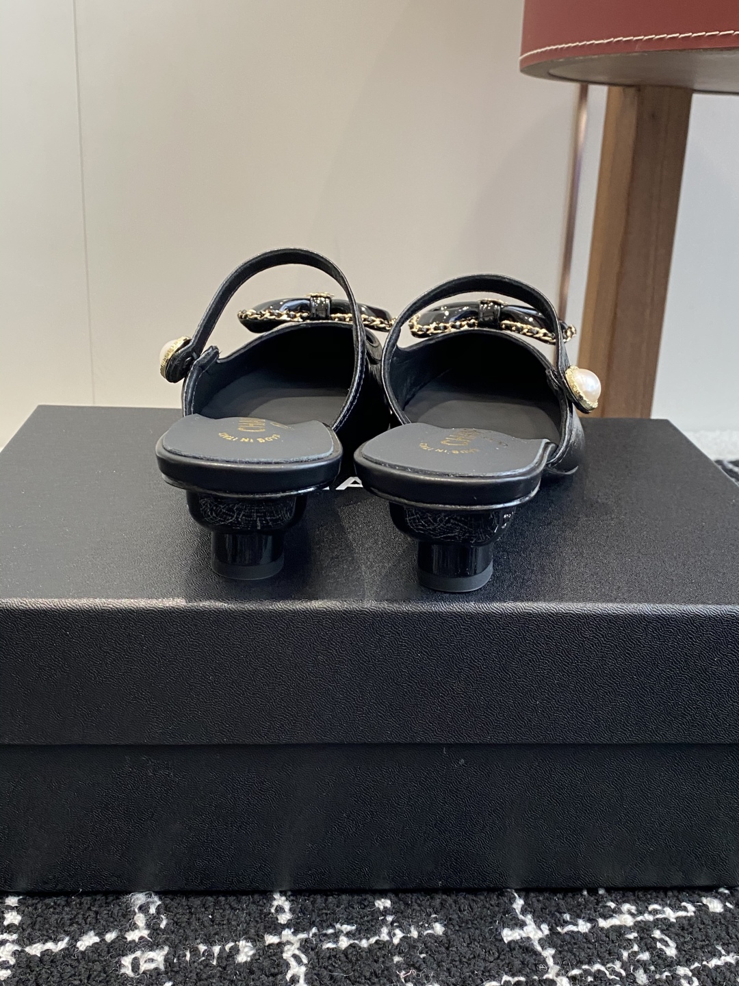 代购级
25ss 早春新品Chanel Vintage中古 尖头蝴蝶结 高跟拖鞋 

鞋面进口牛皮 内里