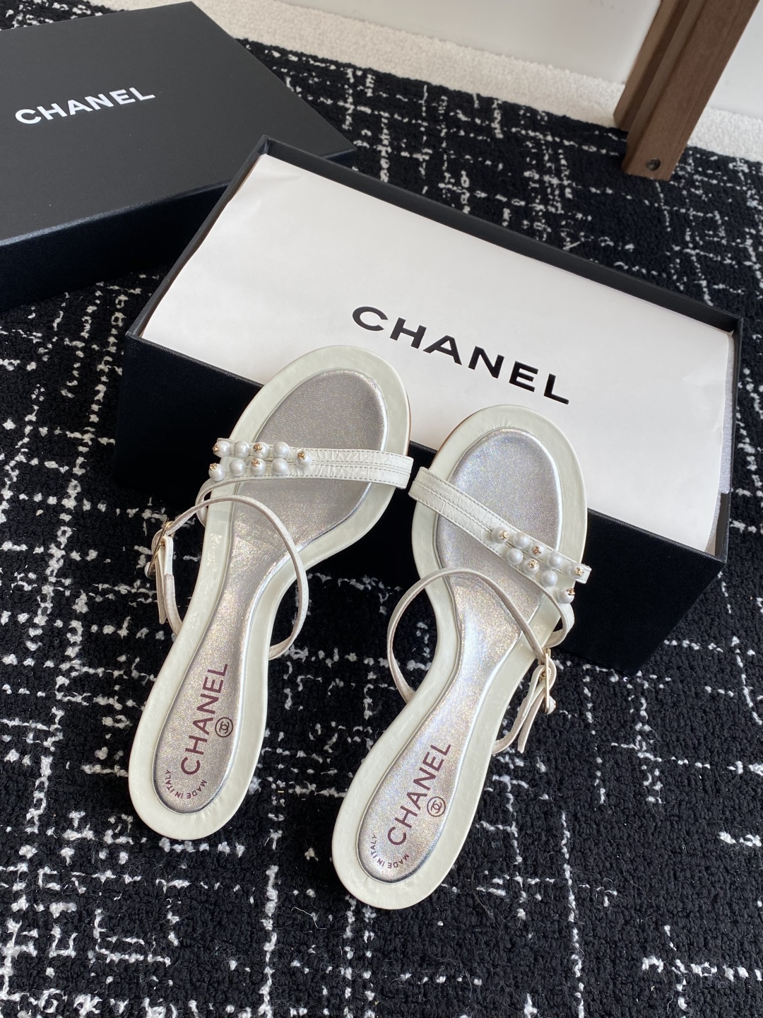 代购级
Chanel 小香 25ss 春夏新品度假 小猫跟 珍珠拖鞋 凉鞋 

小香的一款全新设计 鞋面