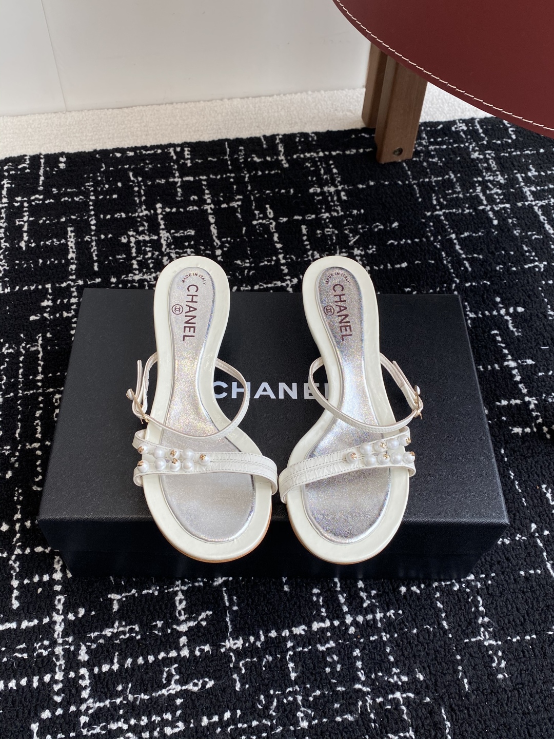代购级
Chanel 小香 25ss 春夏新品度假 小猫跟 珍珠拖鞋 凉鞋 

小香的一款全新设计 鞋面