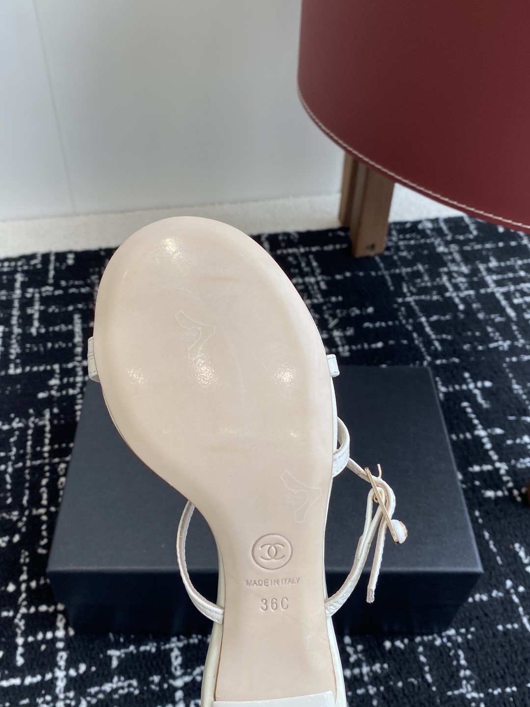 代购级
Chanel 小香 25ss 春夏新品度假 小猫跟 珍珠拖鞋 凉鞋 

小香的一款全新设计 鞋面