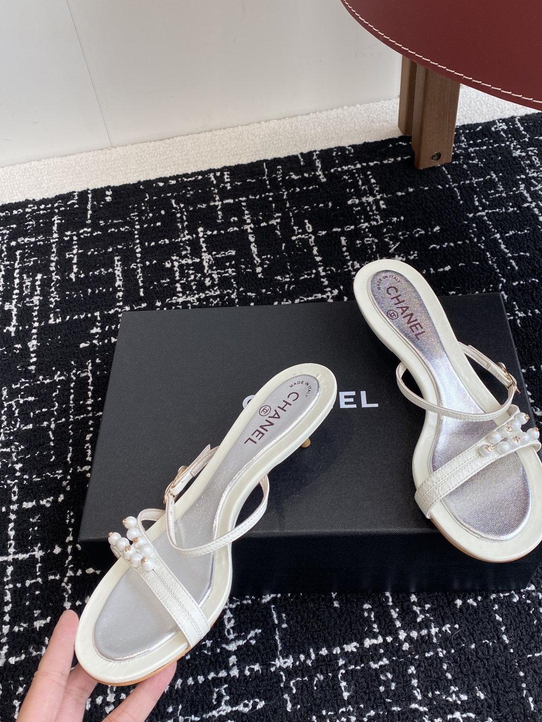 代购级
Chanel 小香 25ss 春夏新品度假 小猫跟 珍珠拖鞋 凉鞋 

小香的一款全新设计 鞋面