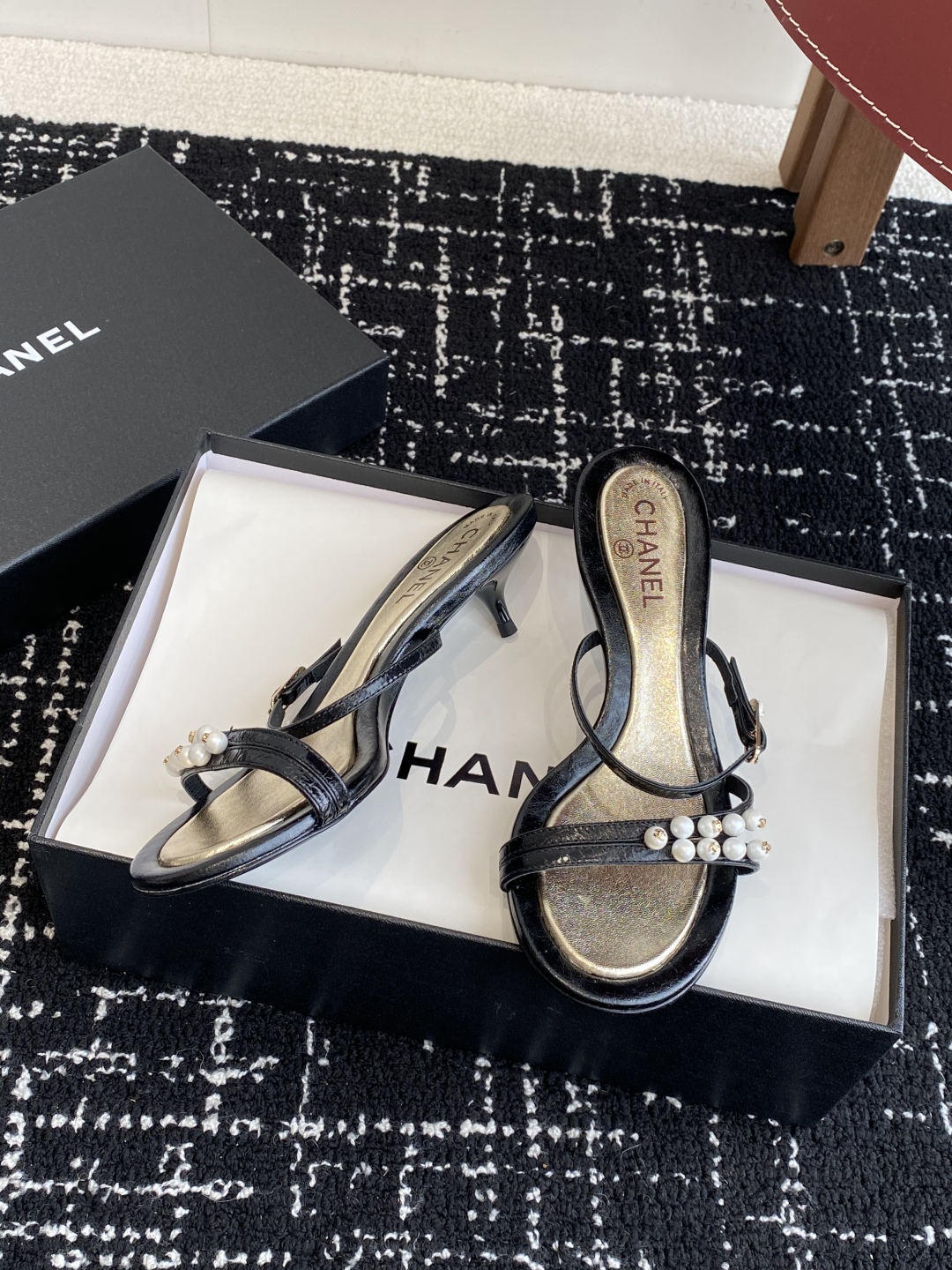 代购级
Chanel 小香 25ss 春夏新品度假 小猫跟 珍珠拖鞋 凉鞋 

小香的一款全新设计 鞋面