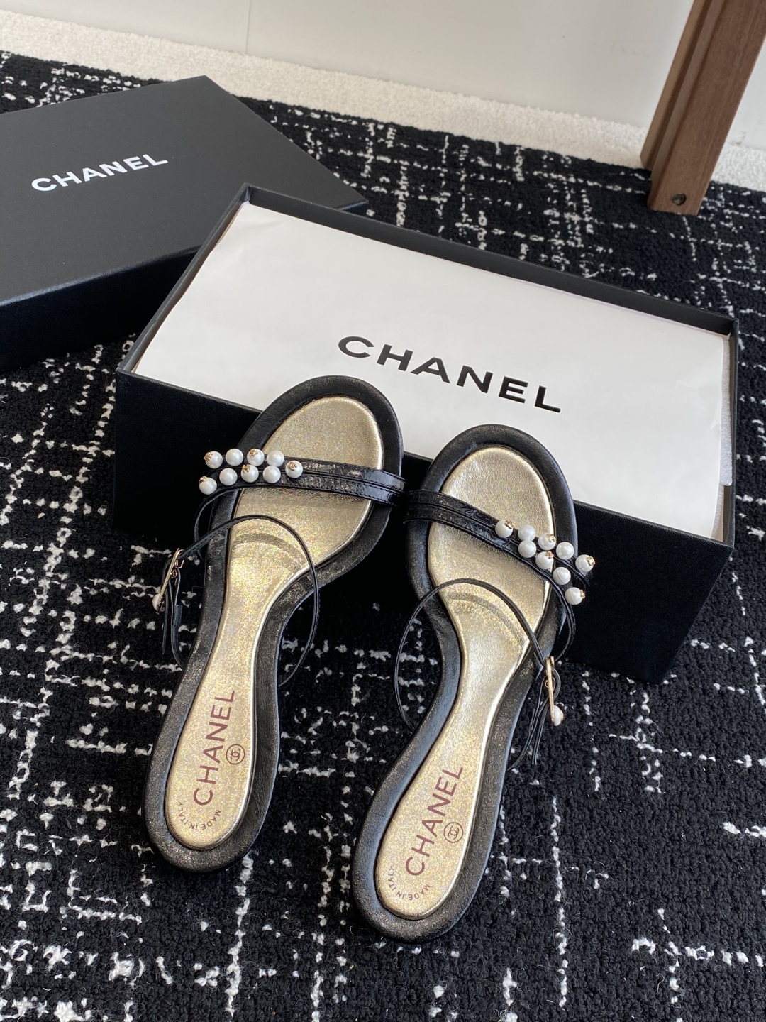 代购级
Chanel 小香 25ss 春夏新品度假 小猫跟 珍珠拖鞋 凉鞋 

小香的一款全新设计 鞋面