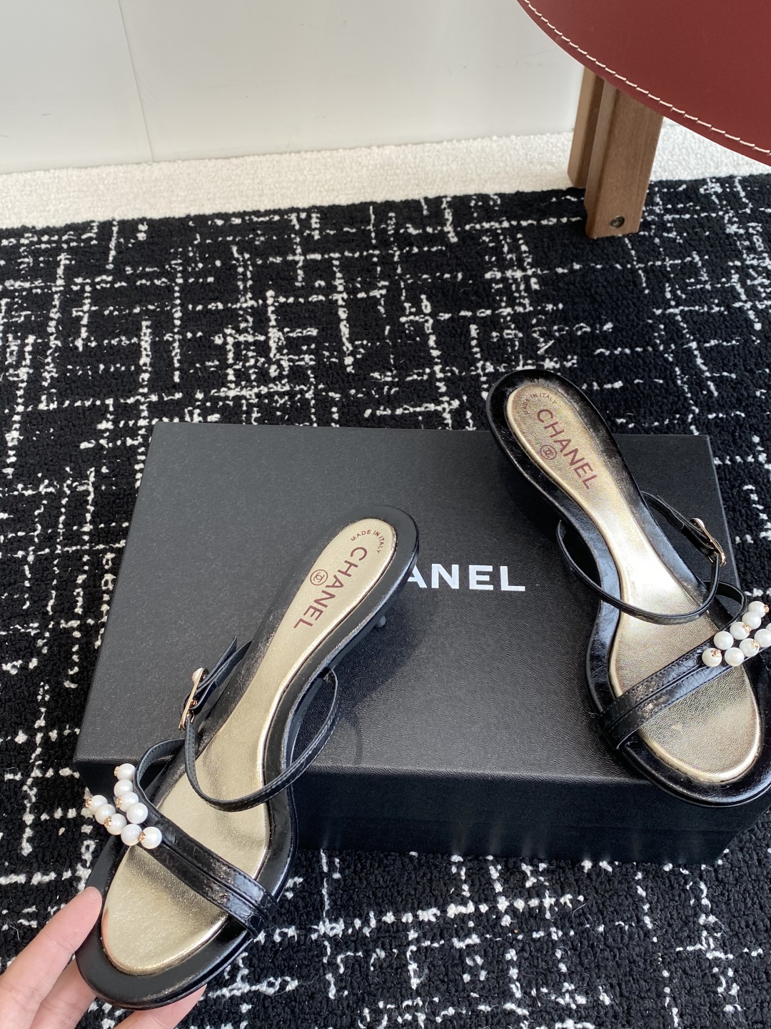 代购级
Chanel 小香 25ss 春夏新品度假 小猫跟 珍珠拖鞋 凉鞋 

小香的一款全新设计 鞋面
