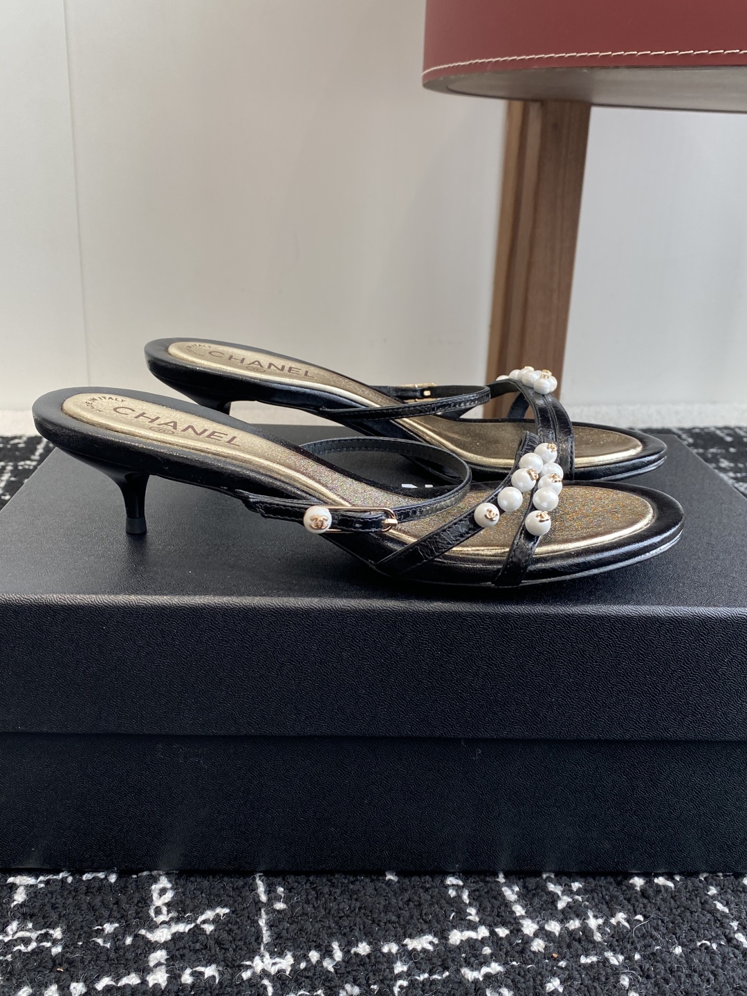 代购级
Chanel 小香 25ss 春夏新品度假 小猫跟 珍珠拖鞋 凉鞋 

小香的一款全新设计 鞋面