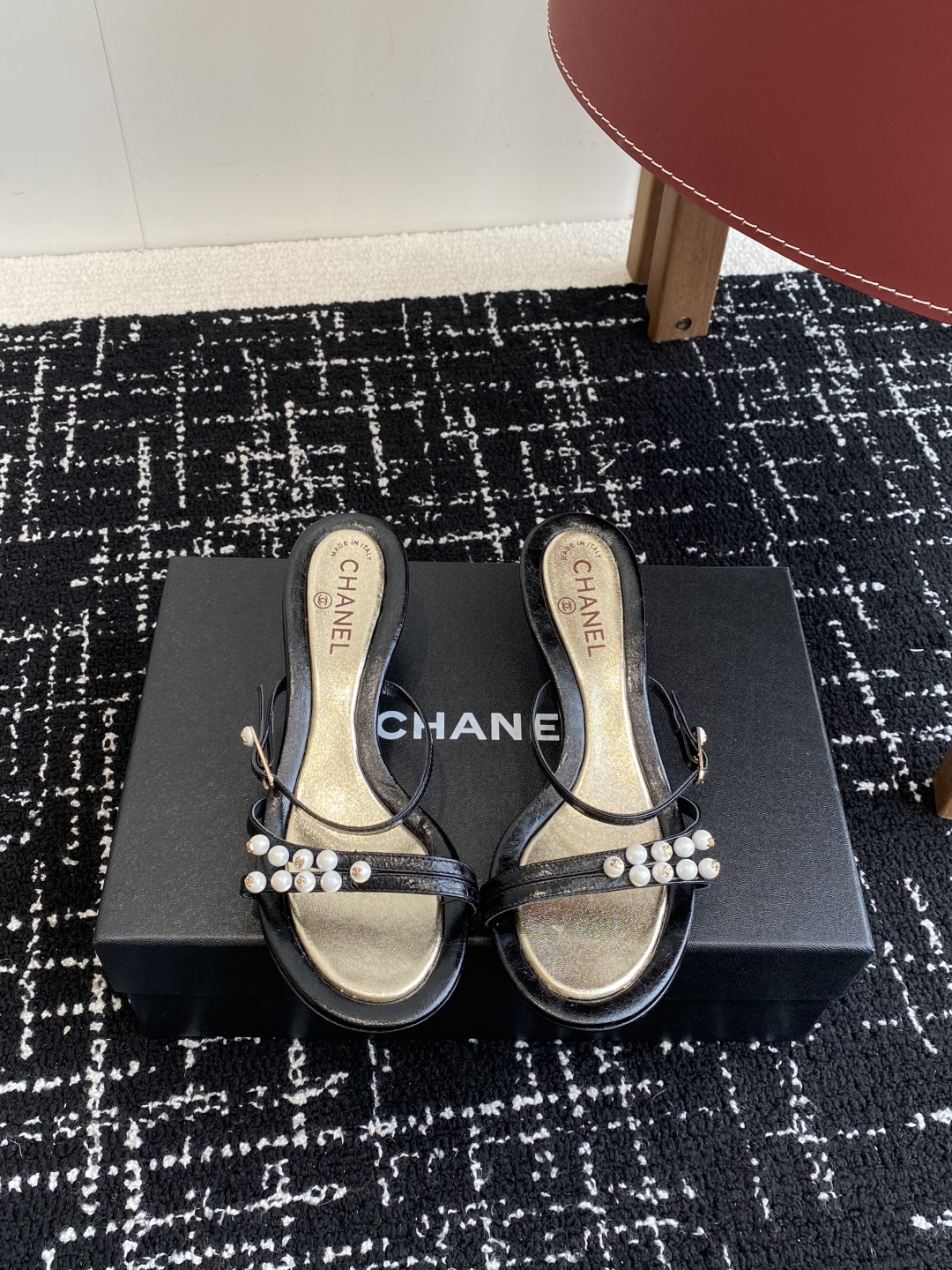 代购级
Chanel 小香 25ss 春夏新品度假 小猫跟 珍珠拖鞋 凉鞋 

小香的一款全新设计 鞋面