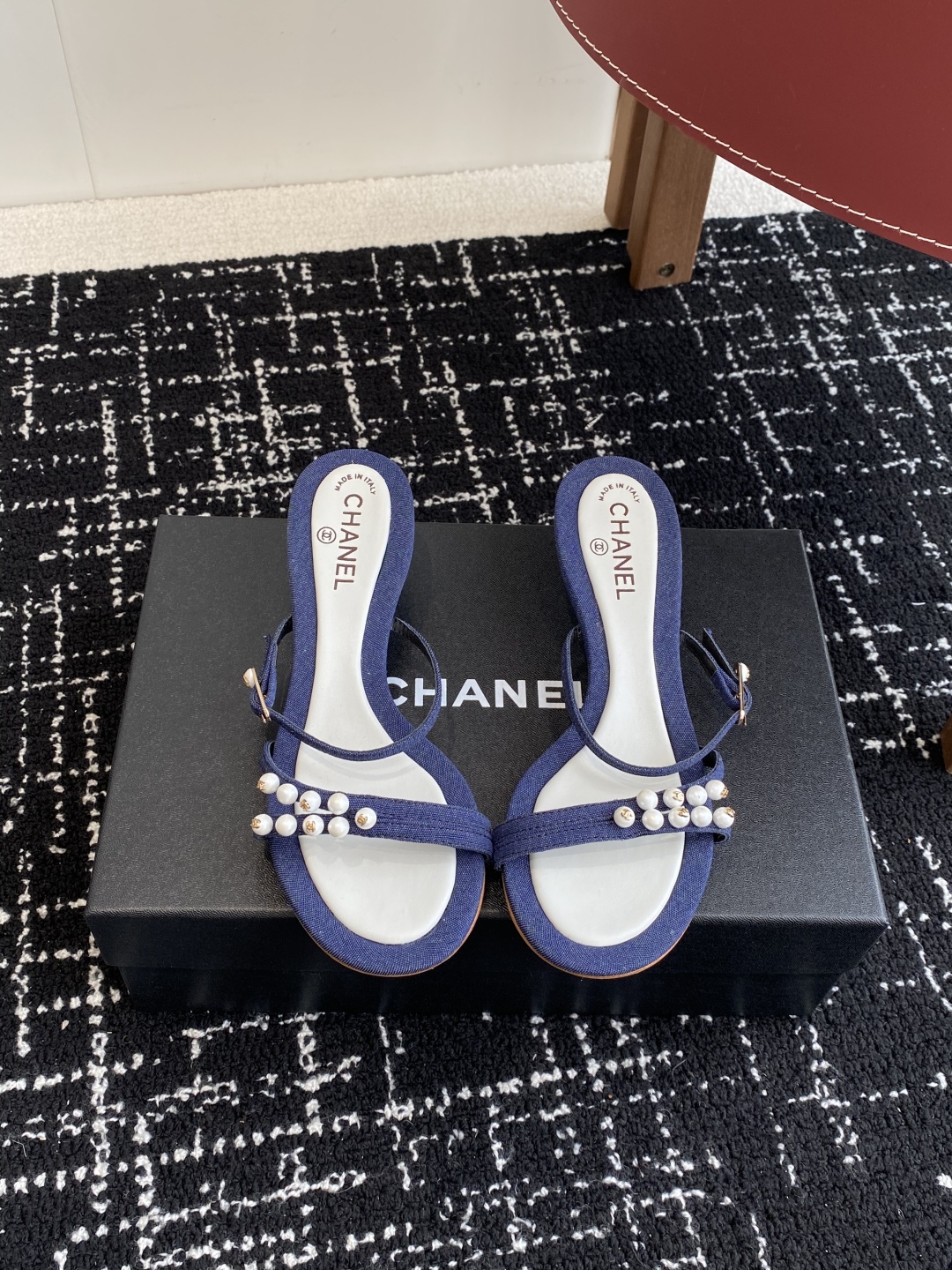 代购级
Chanel 小香 25ss 春夏新品度假 小猫跟 珍珠拖鞋 凉鞋 

小香的一款全新设计 鞋面